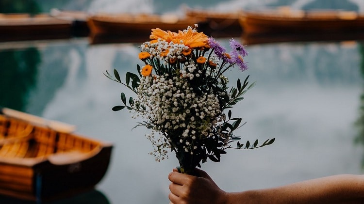 bouquet flowers hand 189323 1280x720